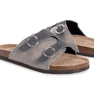 New in box w/ tags Womens/Men’s gray Muk Luks size 11